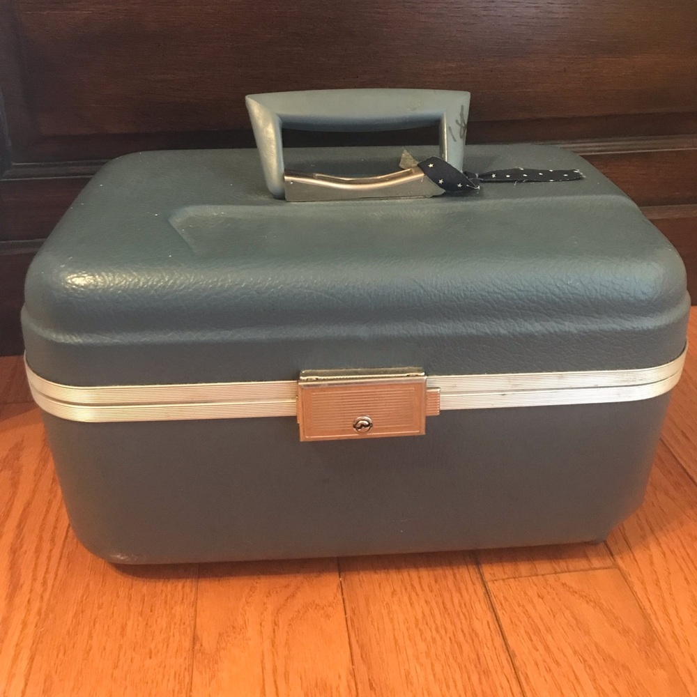 Vintage hard shell train case w/ key